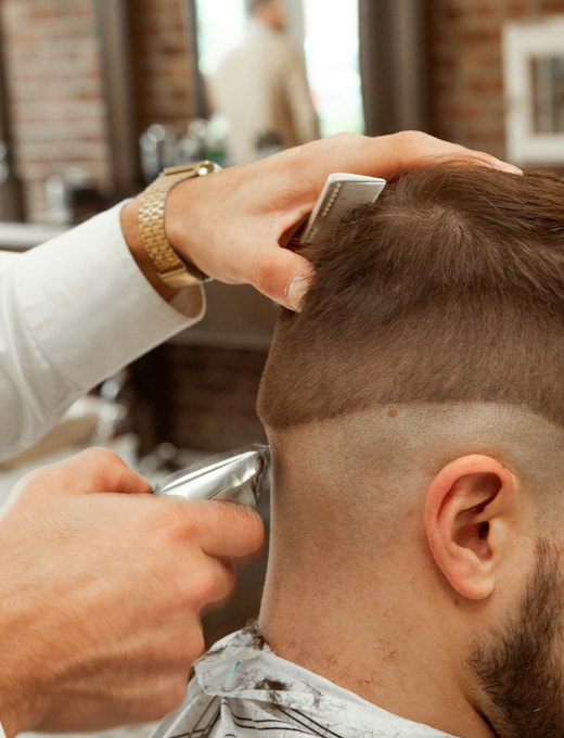 Corte clássico sendo feito com máquina