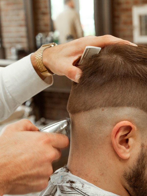 Corte clássico sendo feito com máquina