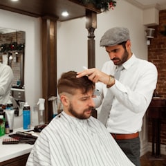 Barbeiro conversando com o cliente antes do corte