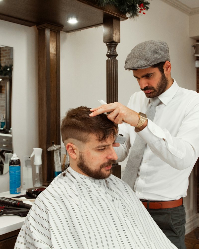 Barbeiro conversando com o cliente antes do corte