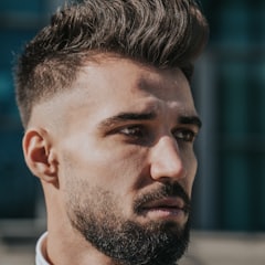 Homem com corte e barba feitos