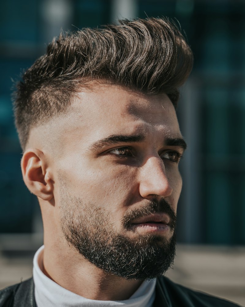 Homem com corte e barba feitos