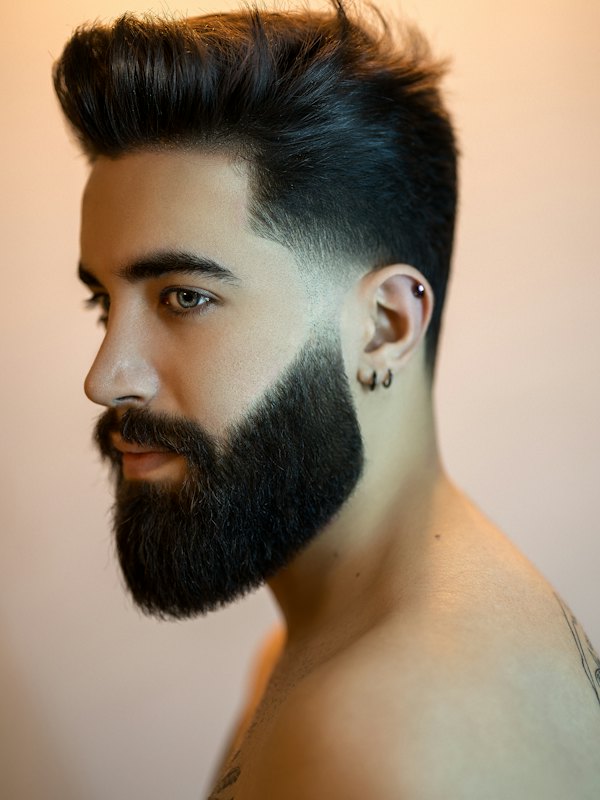 Homem com barba cheia e bem desenhada
