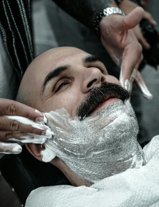 Barba sendo feita com espuma e navalha