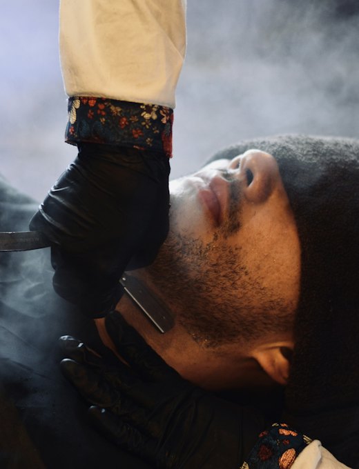 Barba feita com navalha e vapor
