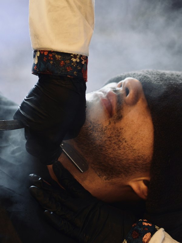 Barba feita com navalha e vapor